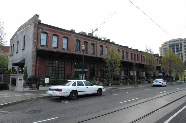 616 NW 11th Ave in Portland, OR - Foto de edificio - Building Photo