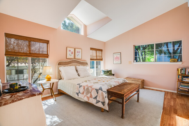 1169 Aztec in Topanga, CA - Foto de edificio - Building Photo