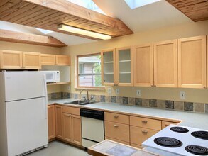 9126 Matthews Ave NE in Seattle, WA - Building Photo - Building Photo