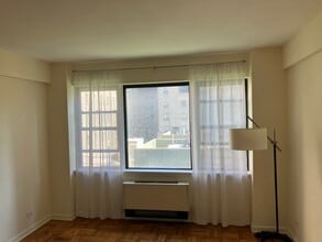 240 E 46th St, Unit 9G in New York, NY - Foto de edificio - Building Photo