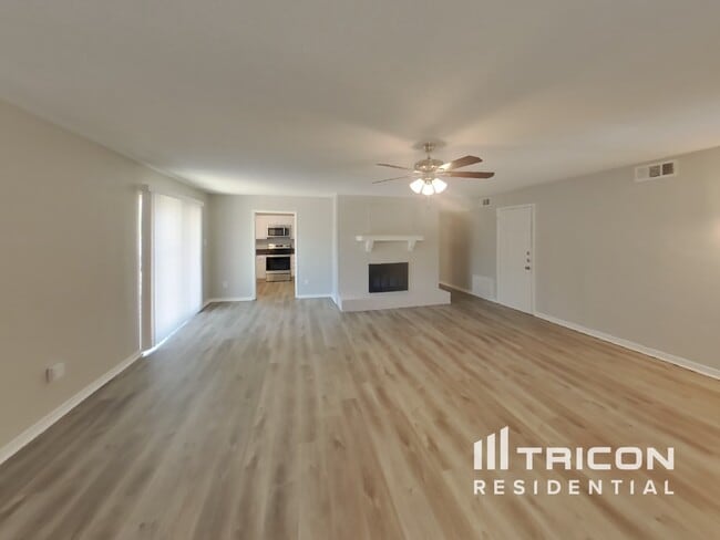 1210 Green Hill Dr in Arlington, TX - Foto de edificio - Building Photo