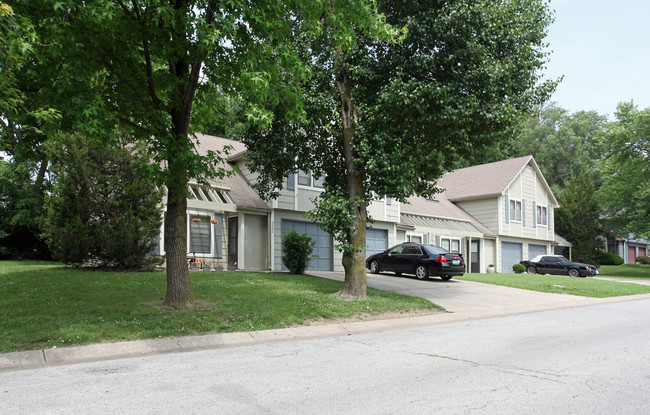 Locust Wood Townhomes in Kansas City, MO - Building Photo - Building Photo