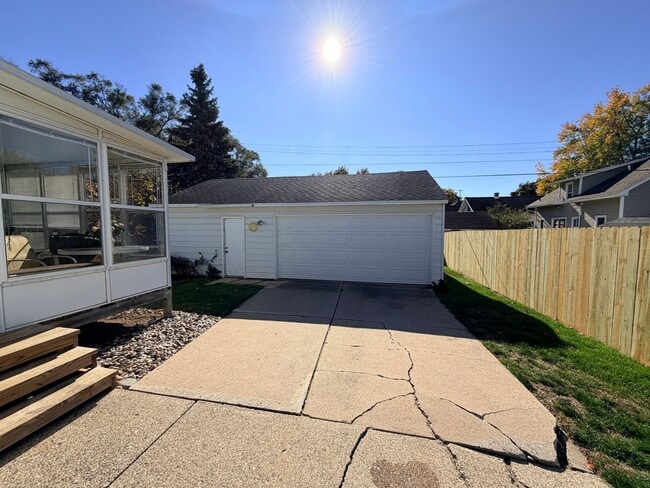 2450 Porter St SW in Wyoming, MI - Building Photo - Building Photo