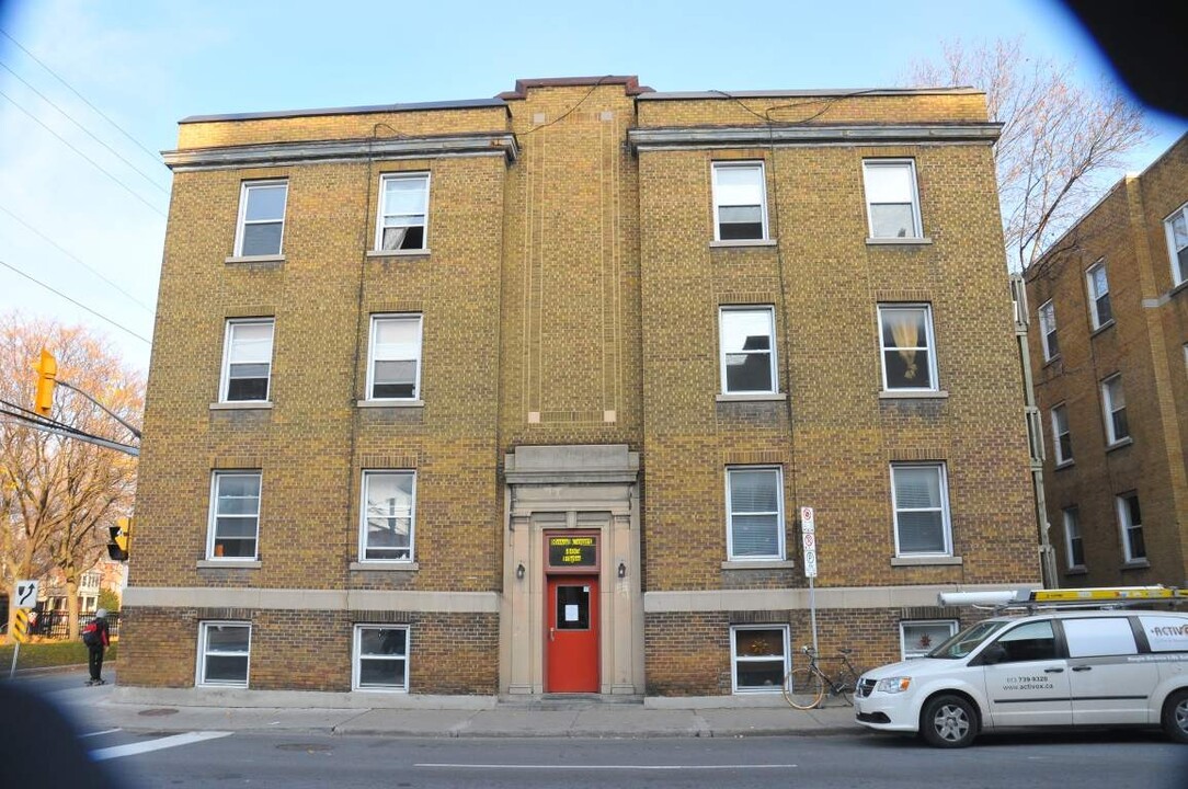 Royal Court Apartments in Ottawa, ON - Building Photo