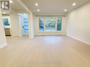 2116 Mountainside Dr in Burlington, ON - Building Photo - Building Photo