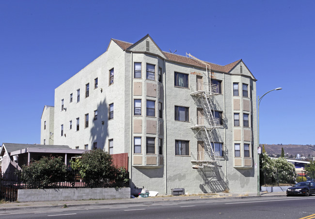 Avenal Avenue Apartments in Oakland, CA - Building Photo - Building Photo