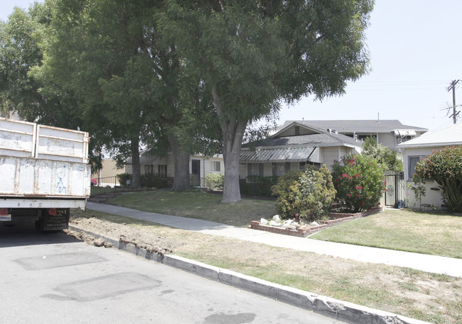 5656-5660 Farmdale Ave in North Hollywood, CA - Foto de edificio - Building Photo