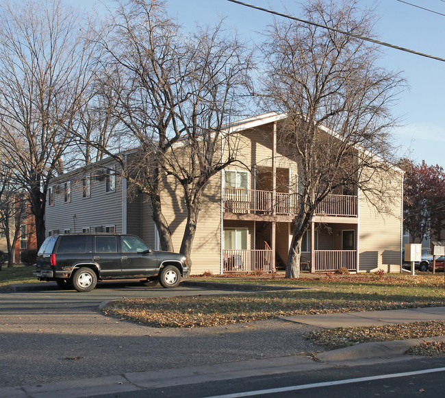 Cedar 8 Apartments in White Bear Lake, MN - Building Photo - Building Photo