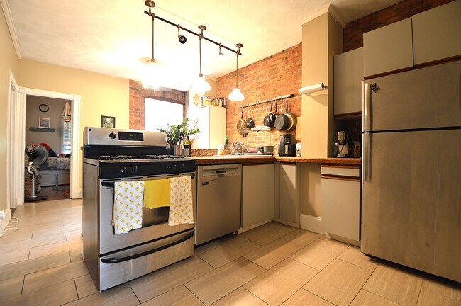 1793 Beacon St, Unit five in Brookline, MA - Building Photo - Building Photo