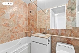 150 E 57th St in New York, NY - Foto de edificio - Building Photo