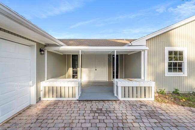 property at 633 NE Larkspur Ln