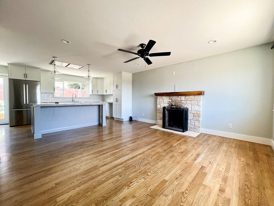 1726 Hilton St in Seaside, CA - Building Photo
