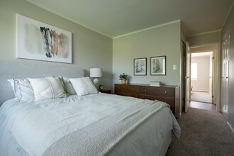 Hunt Club Apartments in Wheeling, IL - Building Photo - Interior Photo