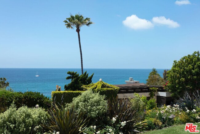 31506 Bluff Dr in Laguna Beach, CA - Foto de edificio - Building Photo