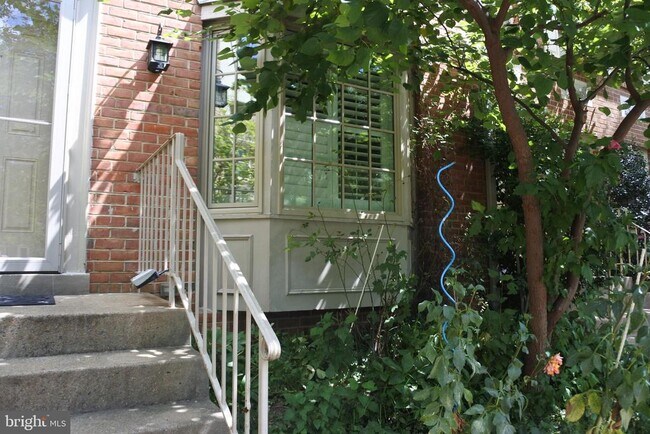 2113 Kings Mill Ct in Falls Church, VA - Building Photo - Building Photo