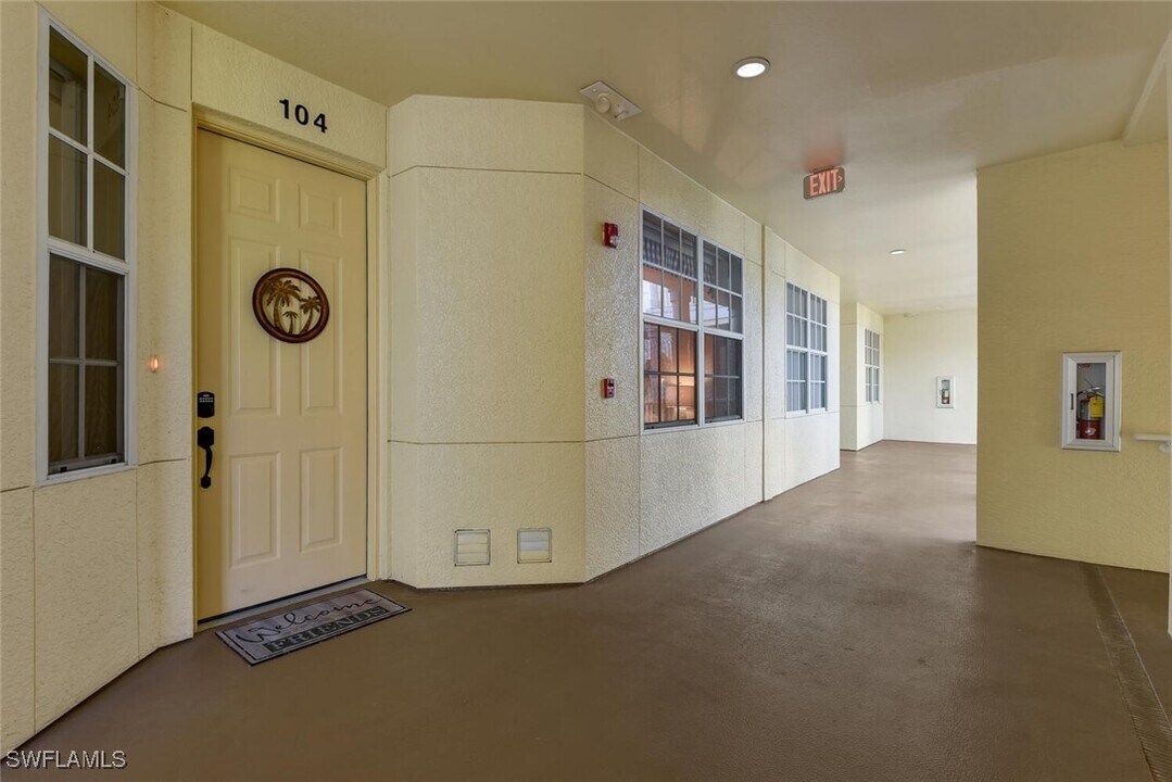 4844 Hampshire Ct in Naples, FL - Building Photo