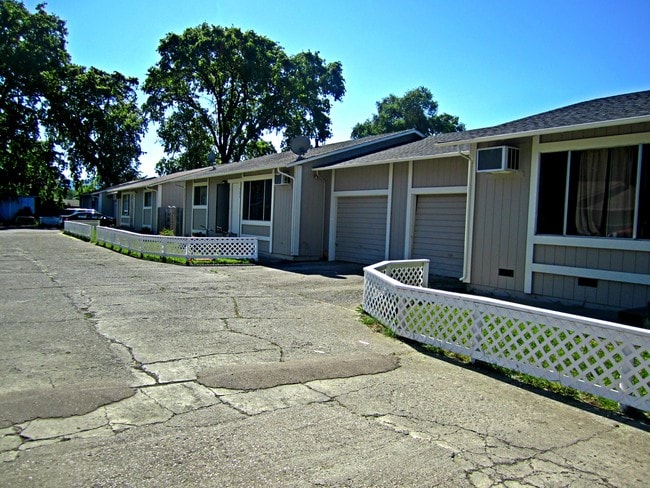 301-331 Creekside Dr