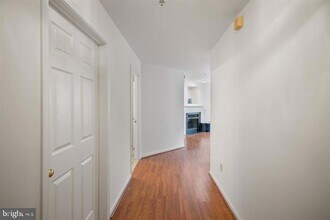 9101 Gracious End Ct, Unit 104 in Columbia, MD - Foto de edificio - Building Photo