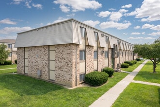 Ross Park Apartments in Fremont, OH - Building Photo - Building Photo