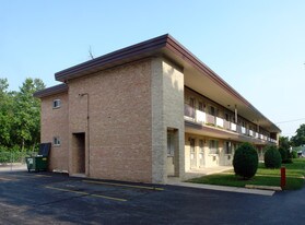 333 Center St in Wheeling, IL - Building Photo