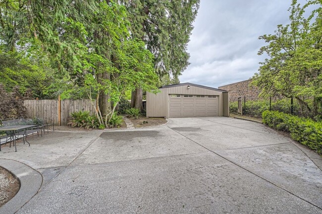 property at 2851 Evergreen Point Rd