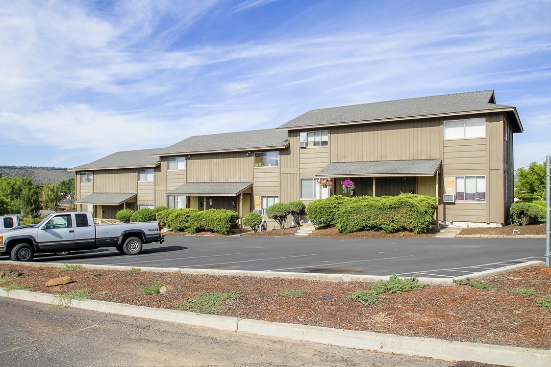 955 NE Elm St in Prineville, OR - Building Photo