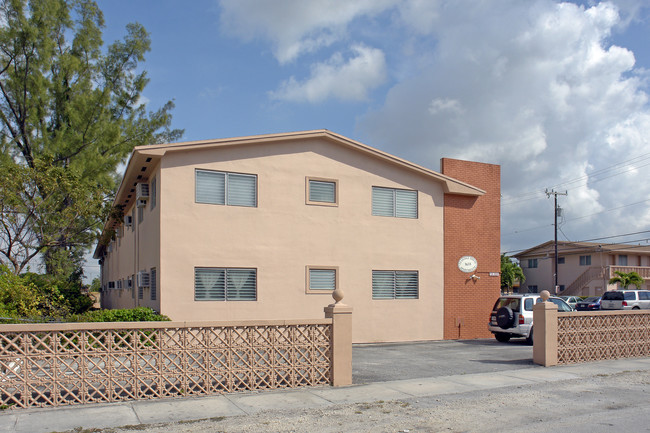 Noela Apartments in Miami, FL - Building Photo - Building Photo