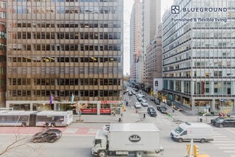 160 E 48th St in New York, NY - Building Photo - Building Photo