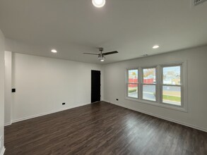 7721 W Addison St in Chicago, IL - Foto de edificio - Building Photo