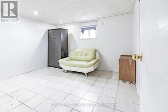 52 Baylawn Dr in Toronto, ON - Building Photo - Building Photo