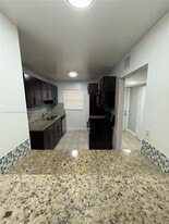 4121 Stirling Rd in Davie, FL - Building Photo