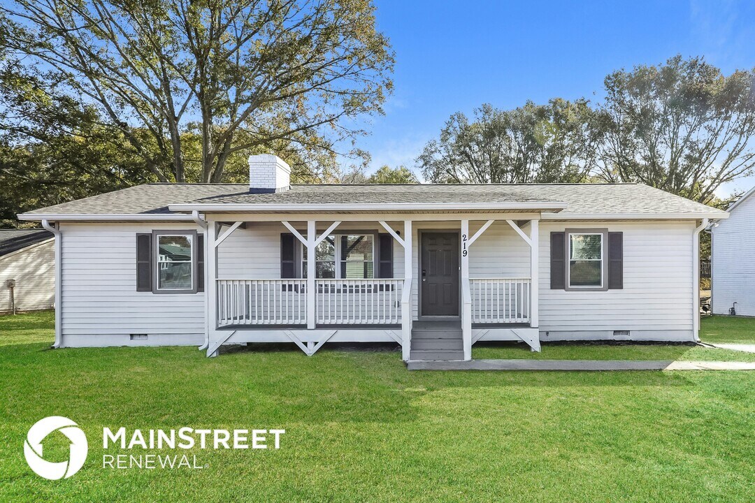 219 Deerfield Dr in Jonesboro, GA - Foto de edificio