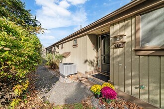 21 Heritage Vlg in Southbury, CT - Building Photo - Building Photo