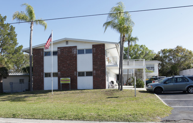 Buckingham Apartments in Sarasota, FL - Foto de edificio - Building Photo