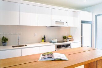 201 Sunrise Dr in Miami, FL - Building Photo - Building Photo