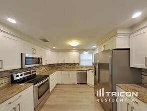 1002 Windsor Hill Way in Tarpon Springs, FL - Building Photo - Building Photo