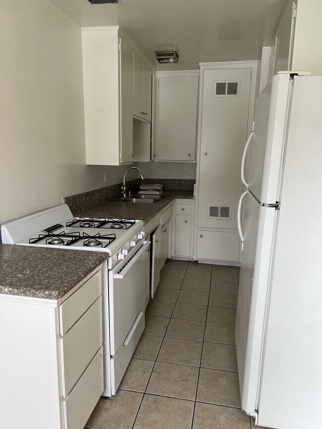 407 Violet Ave, Unit I in Monrovia, CA - Building Photo - Building Photo