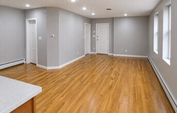 898 Huntington Ave in Boston, MA - Building Photo - Building Photo