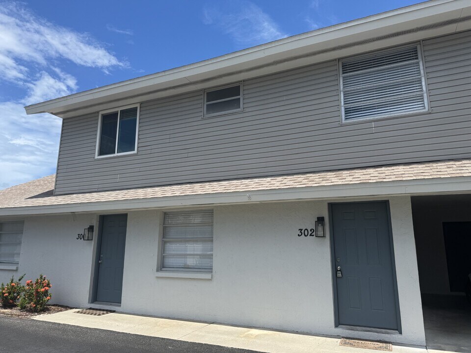 302 Parkside Dr in Venice, FL - Building Photo