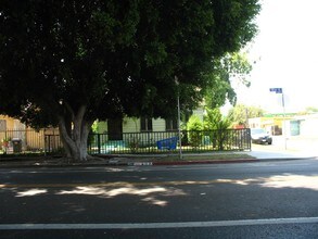 402 E 92nd St in Los Angeles, CA - Building Photo - Building Photo