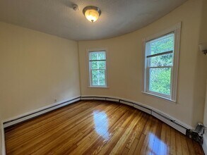 64 Fisher Ave, Unit 3 in Boston, MA - Foto de edificio - Building Photo