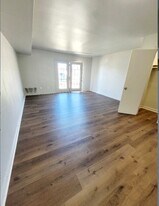 97 W County St in Hampton, VA - Building Photo