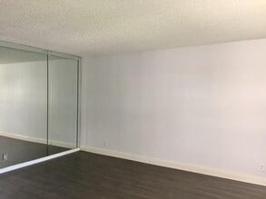 2710 W 60th Pl, Unit 401 in Hialeah, FL - Building Photo - Building Photo