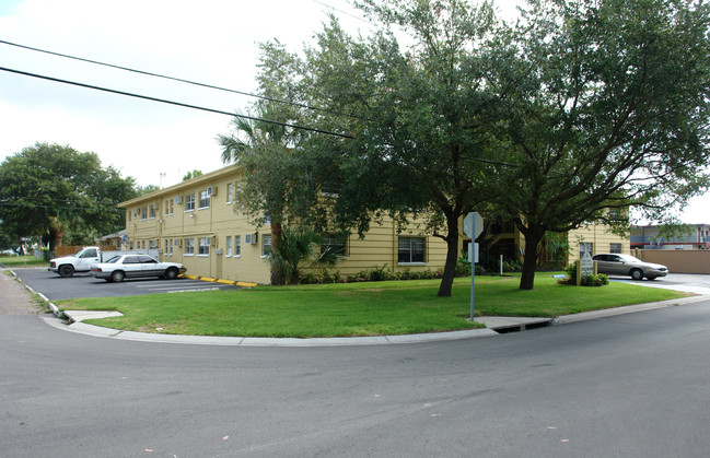 Kenwood Apartments in St. Petersburg, FL - Foto de edificio - Building Photo