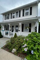 14 Pratt St in Essex, CT - Building Photo