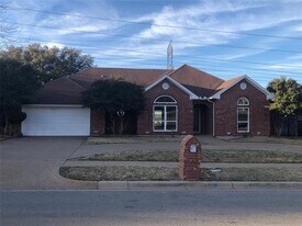 10172 Wandering Way St in Benbrook, TX - Building Photo