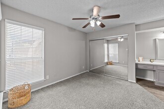 Trinity Village Apartments in Dallas, TX - Foto de edificio - Building Photo