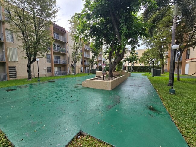 4715 NW 7th St in Miami, FL - Foto de edificio - Building Photo