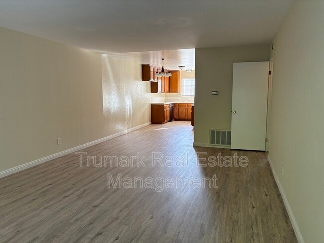 2421 Montrose Ave in Montrose, CA - Building Photo - Building Photo