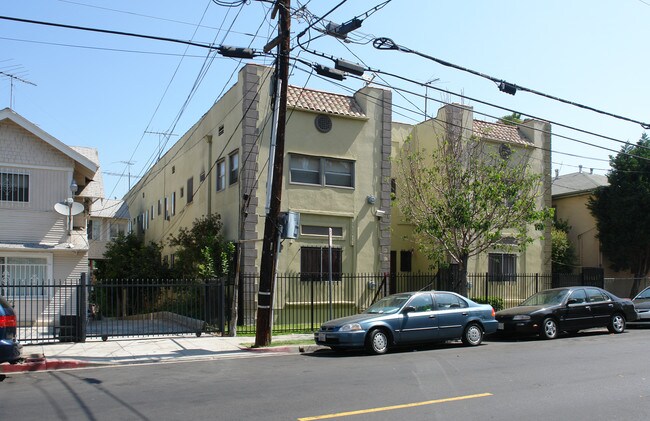 2817 San Marino St in Los Angeles, CA - Foto de edificio - Building Photo